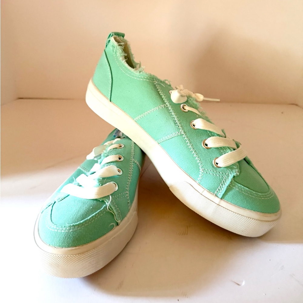 Obatom Women’s Mint Green Canvas Sneakers